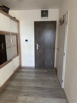 Dám do prenájmu 1.5 izbovy byt s balkónom.