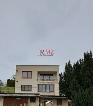 Stavba 122 m2 a drevená chata, pozemok 2.600 m2, Levice (SM-