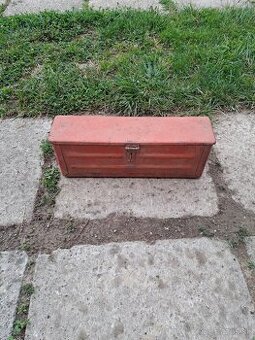 Skrinka naradia na traktor