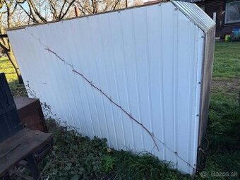 Plechová motogaráž so železnou konštrukciou