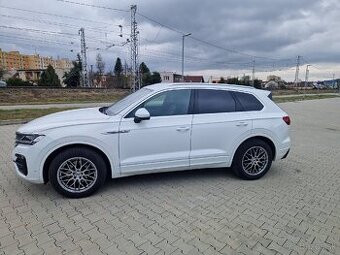 Volkswagen Touareg 3,0 TDI R- Line 170kW odpoĉet DPH.