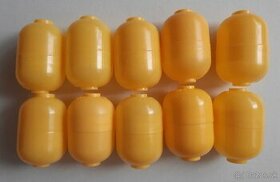 Retro žlté plastové obaly z kinder vajíčok