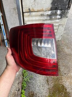 Poškodené ale funkčné ľavé zadné svetlo na Škoda Superb 2 fl - 1