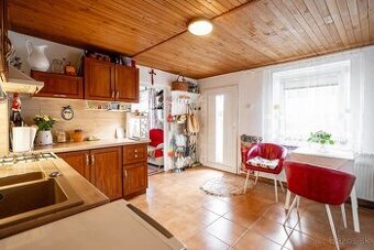 Pokoj vidieka, výhody mesta – Rodinný dom v Novej Bani na pr