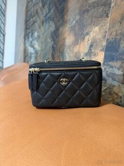 Chanel Vanity Bag so zrkadlom