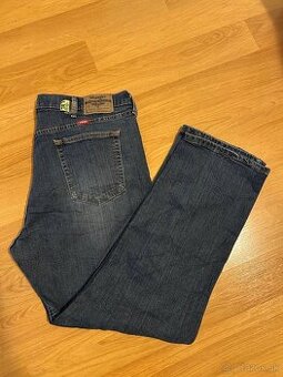 Pánske rifle Wrangler v tmavej farbe Veľkosť XL