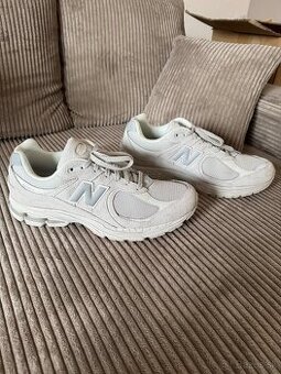 New Balance U2002R