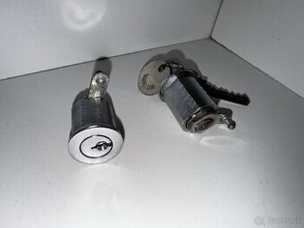 Škoda 110 R, 110R nové originál dverové zámky FAB REZERVOVAN