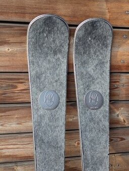 Prémiové švýcarské lyže AK SKIN, 165 cm. 2024