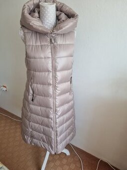 krémová dlhá  prešívaná vesta s kapucňou veľ. M