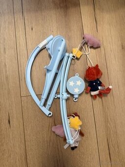 Detské choditko a hrací kolotoč nad postieľku