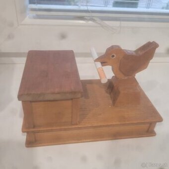 Retro vtáčik podava cigarety