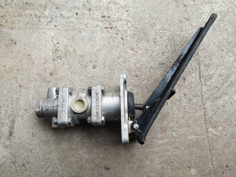 Tatra 148:nepoužitý dvojokruhový pedálový brzdič