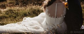 Krásne čipkované svadobné šaty - 1