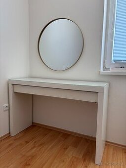 Kozmetický stolík Malm ikea