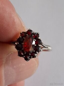 Strieborný prsteň s českými granátikmi 2