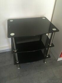 Skleneny TV stolik