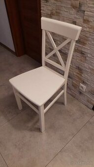 Biele drevené stoličky