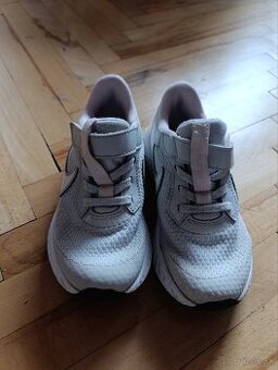 Detské bežecké topánky Nike veľ 28