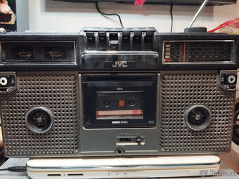 JVC magnetofón.