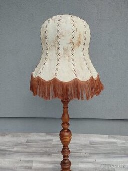 Lampa stojaca s tienidlom so strapcami.