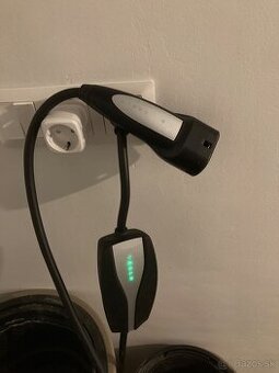 Predam nabijacku / wallbox Tesla umc gen2