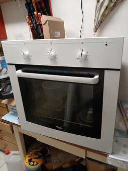 Vstavaná teplovzdušná rúra Whirlpool