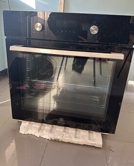 Electrolux Vstavaná rúra séria 600 s parnou funkciou SteamBa