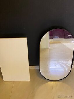 Zrkadlo s úložním priestorom a policou