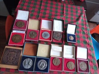 Medaile plakety rôzne.