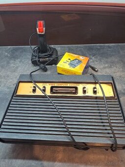Video game console klon Atari 2600 s joystickom.