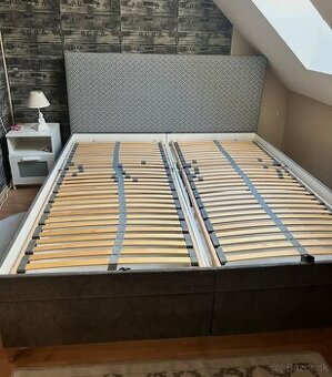 Manželská posteľ polohovateľná s roštom a úložným priestorom