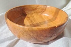 Drevená miska z čerešňového dreva