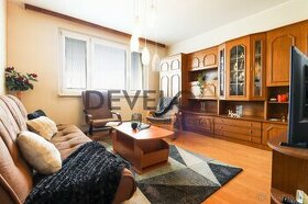 Priestranný 3-izbový byt v Petržalke s loggiou a pivnicou