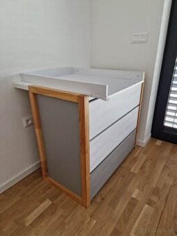 Detska komoda s prebalovacim pultom