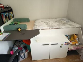 Detská posteľ so stolíkom a skrinkou