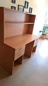 Veľký drevený písací stôl so zásuvkami a poličkou – pevný a