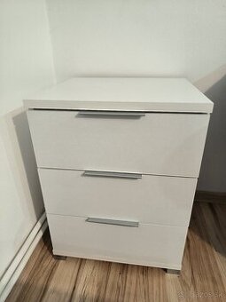 Komoda so zásuvkami