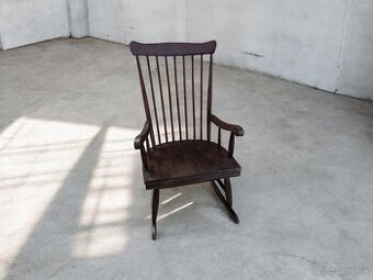 Starožitné drevené hojdacie kreslo – Windsor štýl