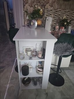 Barový stôl so stoličkami