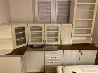 Rohová rustikálna kuchynska linka + komoda + barový pult