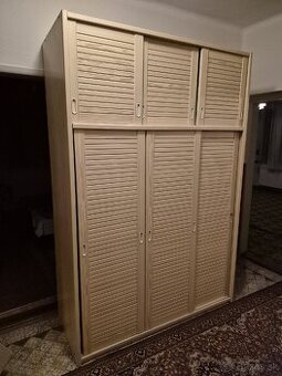 Darujem skriňu z posuvnymi dverami