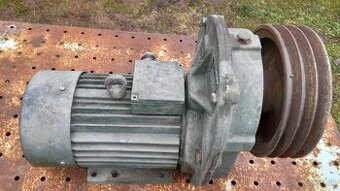 El motor s prevodovkou a remenicou