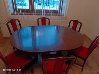 Jedálenský stôl.