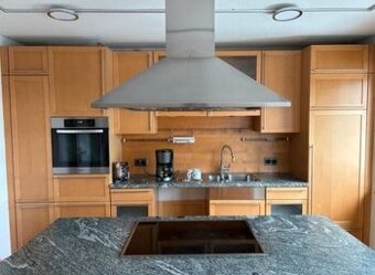 Kuchyně s ostrůvkem, kamennou deskou a spotřebiči,5708