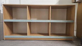 Regal z predajne na kolesach