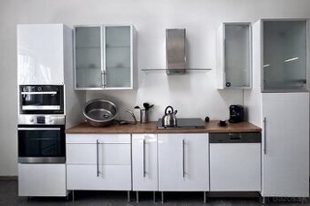 Moderná kuchyňa LIVIE v bielom lesku