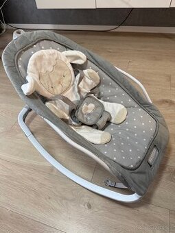 Ingenuity Hojdačka vibrujúca s melódiou Cuddle Lamb 2019