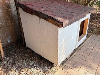 Darujem izolovanú psiu búdu