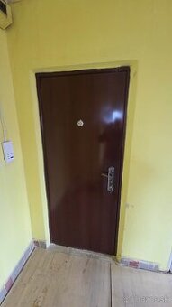 Predam vchodove dvere velmi zachovalom stave.